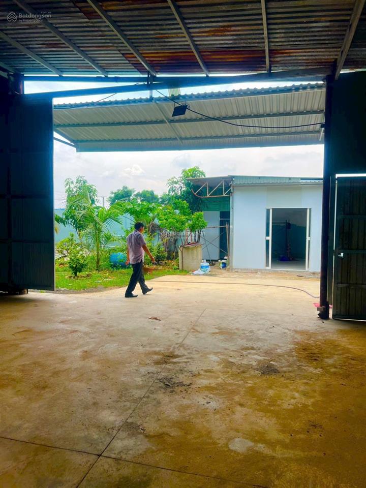 Cho thuê kho khuôn viên 450m2, xưởng hơn 200m2, có văn phòng điện nước wc riêng biệt. xin cảm ơn!
