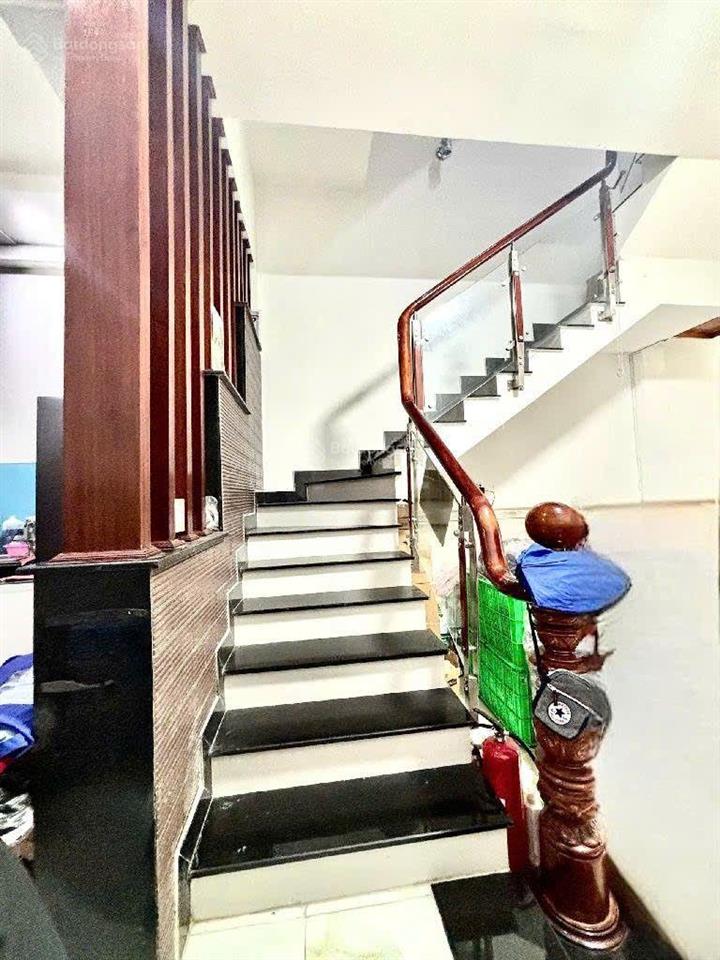 Nhà đẹp an dương vương quận 8
 hẻm ô tô vào tận cửa  4pn  sân thượng  7,x tỷ.