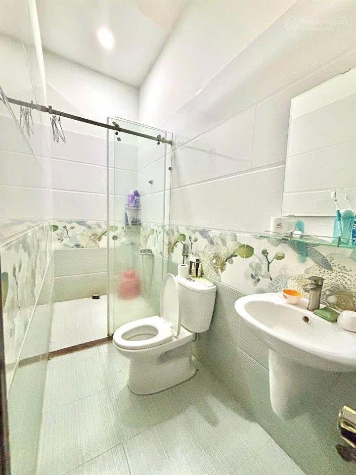 Nhà đẹp an dương vương quận 8
 hẻm ô tô vào tận cửa  4pn  sân thượng  7,x tỷ.