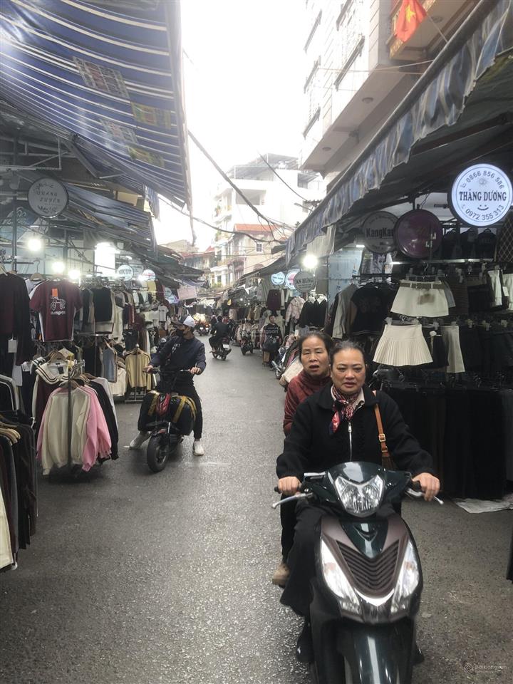Bán nhà (ninh hiệp) nơi trung tâm buôn bán vải vóc và gia công may mặc quần áo