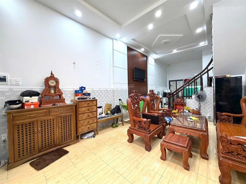 Tân bình  đối diện cổng nhà ga t3  khu chợ phạm văn bạch  52m2 (4x13m)  5.25 tỷ  2 tầng.