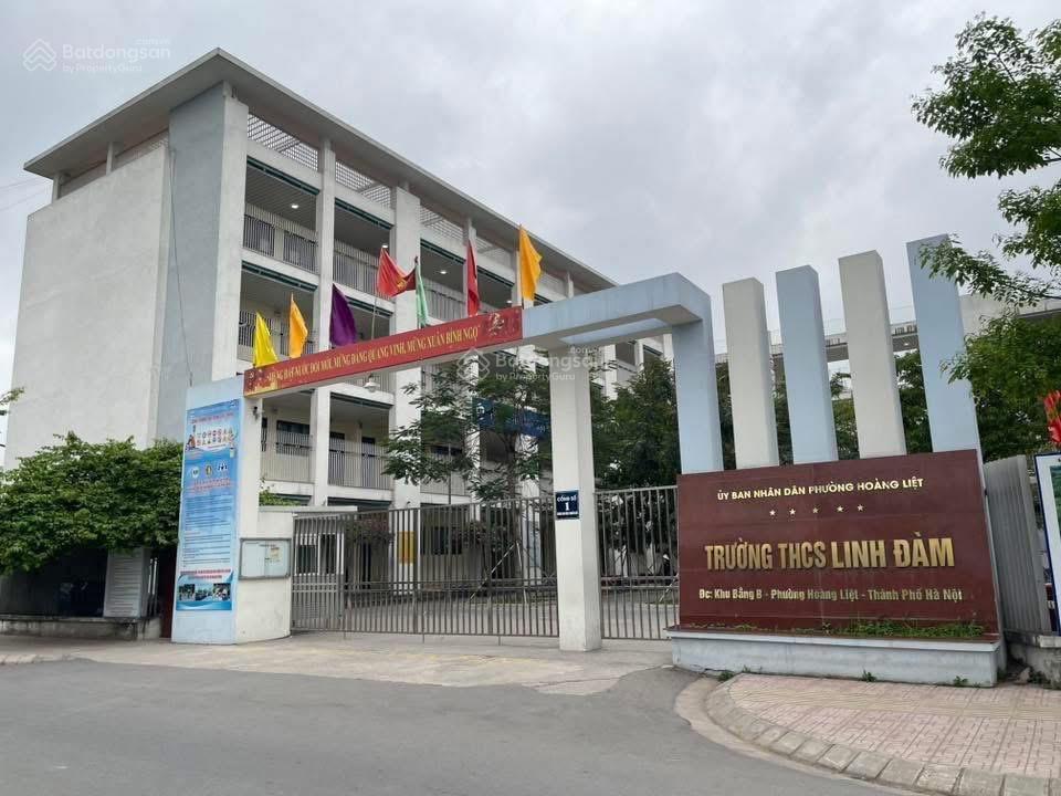 Chính chủ bán nhà gần chợ tựu  bằng b 38m2 5 tầng ngõ riêng rộng có sân chơi trẻ nhỏ giá 6,5 tỷ