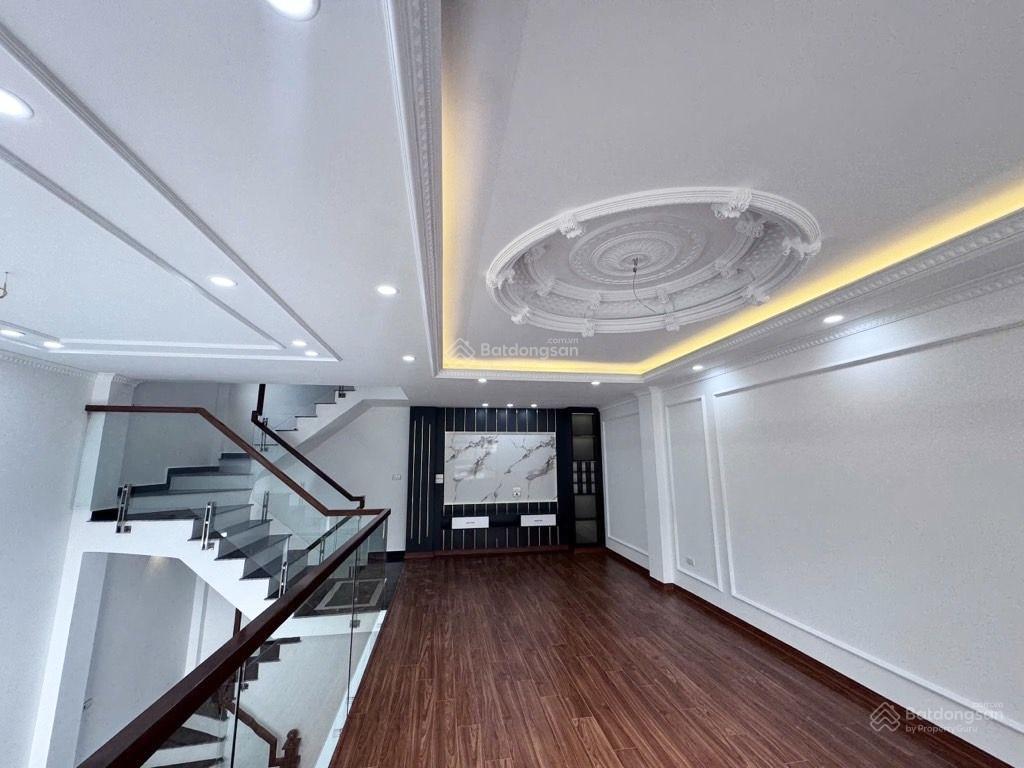Ngọc hồi  trần thủ độ dt 57m2, mt quyền lực 7,6m, 5 tầng chỉ 8,8 tỷ sát ô tô đỗ ngay hồ linh đàm