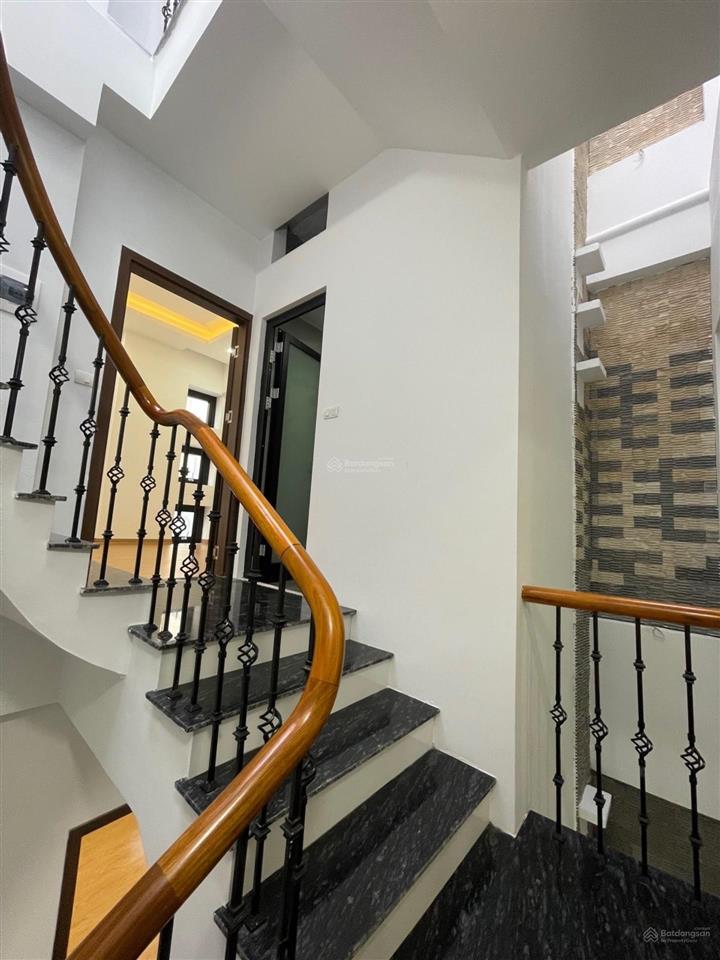 Bán nhà ngõ 2 phố hoàng liệt 48m2 mt4m, 5 tầng, 4 ngủ ngõ rộng thoáng chỉ 10m ô tô đỗ giá 10,5 tỷ