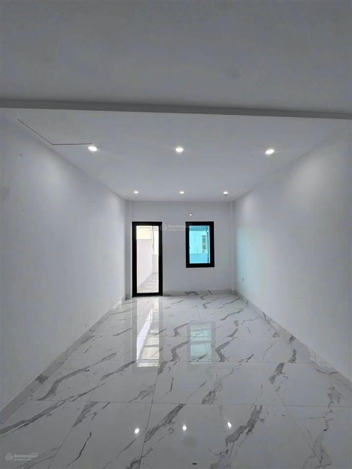 Cho thuê nhà ngõ 2 hoàng liệt 40m2, 6 tầng thang máy, ô tô đỗ cửa, kinh doanh vp ở gđ giá 12tr