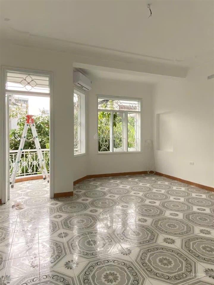 Cho thuê nhà kim đồng giáp bát 90m2 5 tầng thang máy vỉa hè 4m kd đa năng đỗ nhiều oto giá 33 tr/th