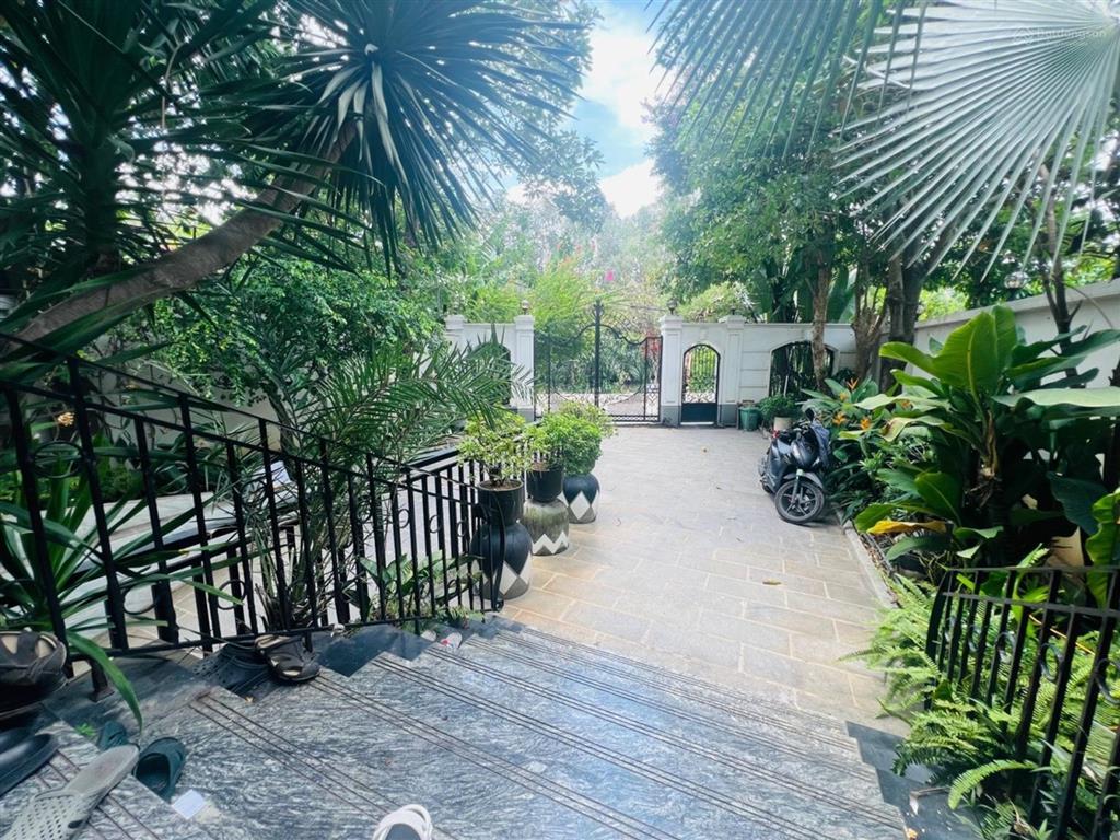 Biệt thự nghỉ dưỡng cao cấp view sông  350m2  5 tầng  q12  giá 18 tỷ
