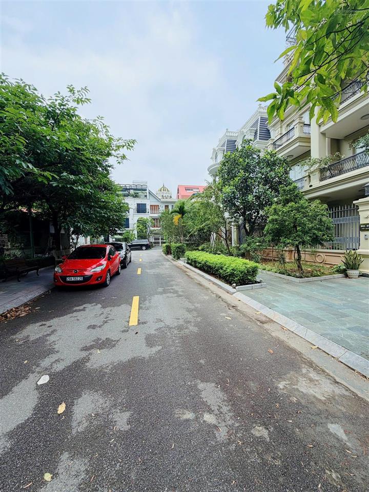 Biệt thự đơn lập vip  kđt việt hưng  long biên  vỉa hè  view vườn hoa  thang máy. dt 245mx4t