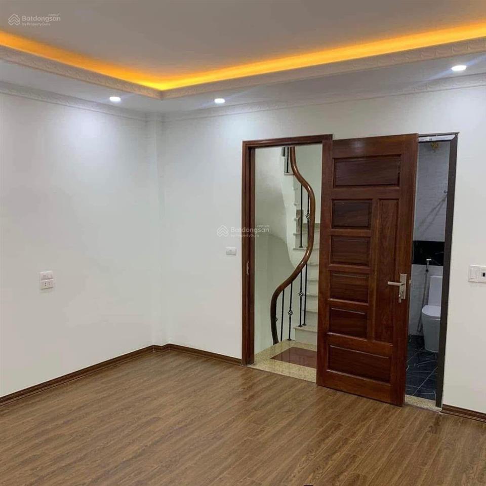 Nhà đẹp giải phóng, mt 4,5m  ngõ thông  vừa ở vừa kinh doanh được.