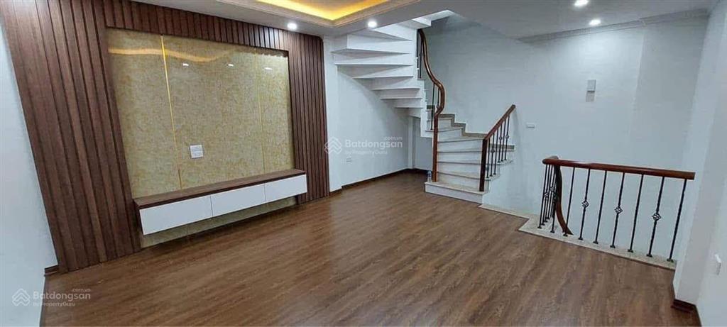 Nhà đẹp giải phóng, mt 4,5m  ngõ thông  vừa ở vừa kinh doanh được.