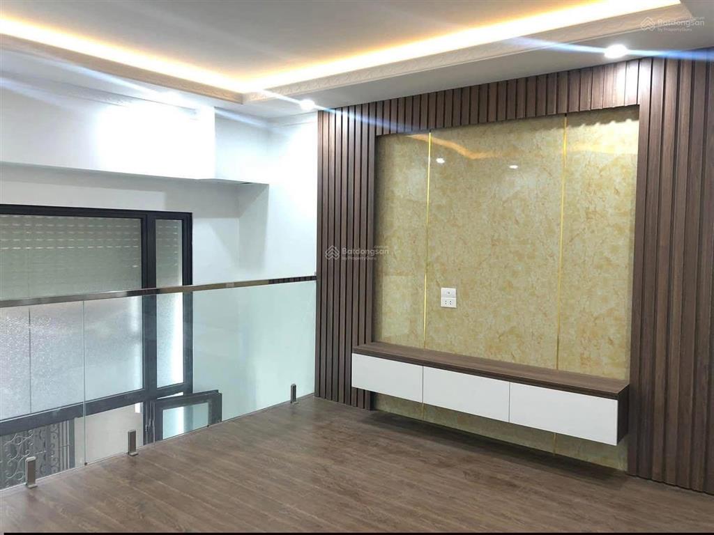 Nhà đẹp giải phóng, mt 4,5m  ngõ thông  vừa ở vừa kinh doanh được.