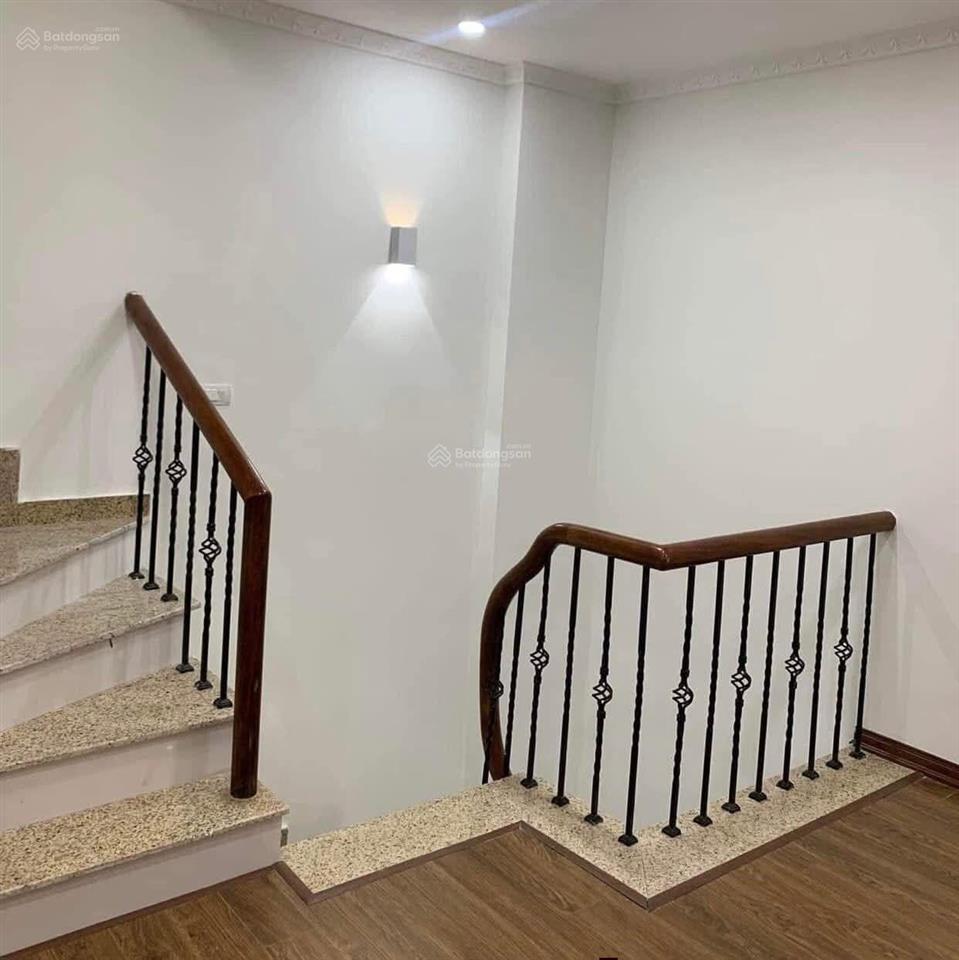 Nhà đẹp giải phóng, mt 4,5m  ngõ thông  vừa ở vừa kinh doanh được.