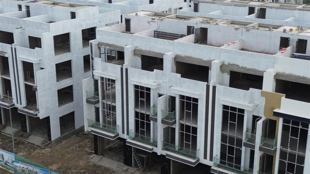 Bán nhà liền kề 75m2, hướng tây, xây 4 tầng , đường 17m vị trí kinh doanh