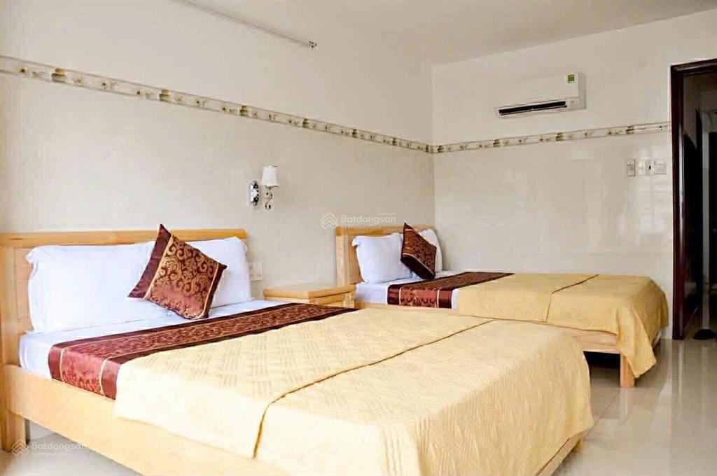 Bán khách sạn cách biển chỉ 200m , mặt đường 16m kinh doanh sầm uất