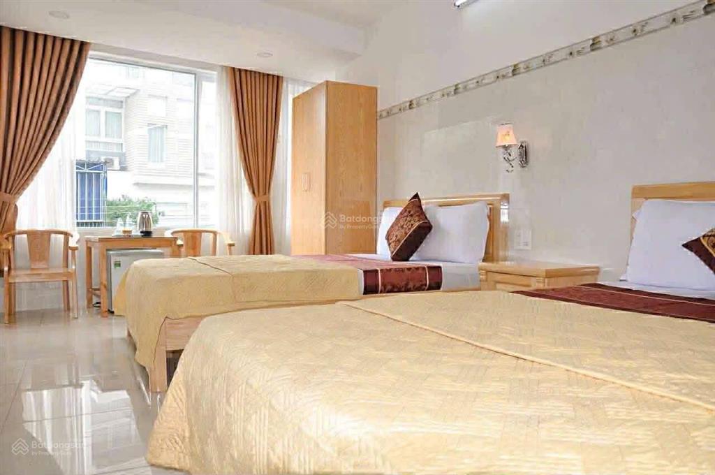 Bán khách sạn cách biển chỉ 200m , mặt đường 16m kinh doanh sầm uất