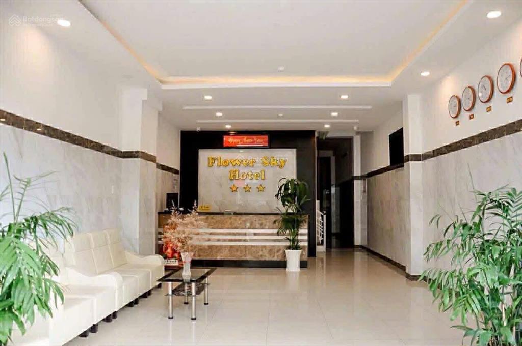 Bán khách sạn cách biển chỉ 200m , mặt đường 16m kinh doanh sầm uất