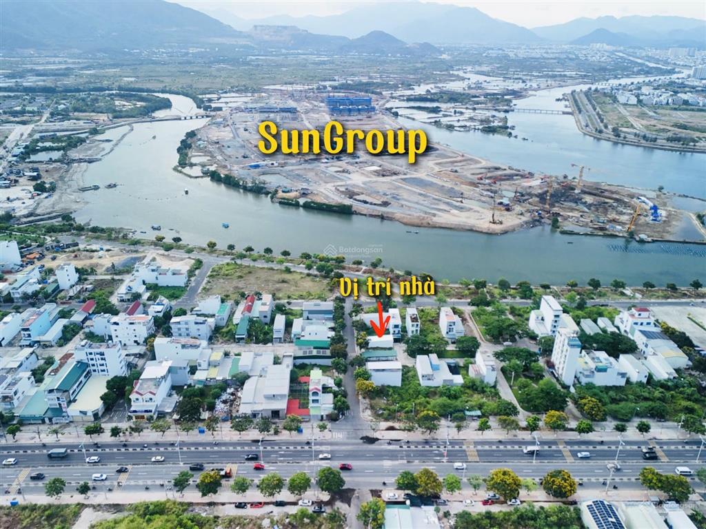 Bán nhà mặt tiền đường rộng 17,5m nằm sát dự án sun group nha trang