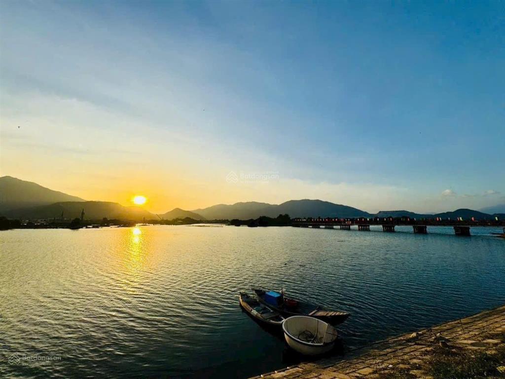 Bán nhà mặt tiền đường rộng 17,5m nằm sát dự án sun group nha trang