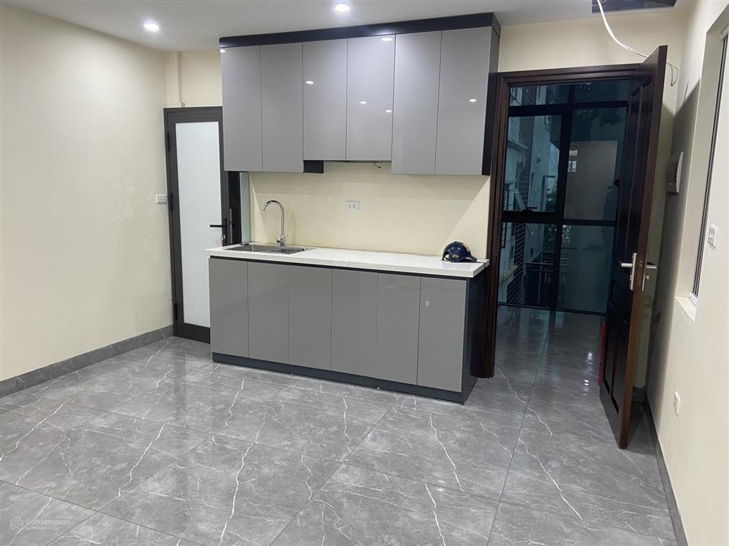 Cho thuê nhà theo tầng, phố hoàng cầu, dt 60m2, xây mới