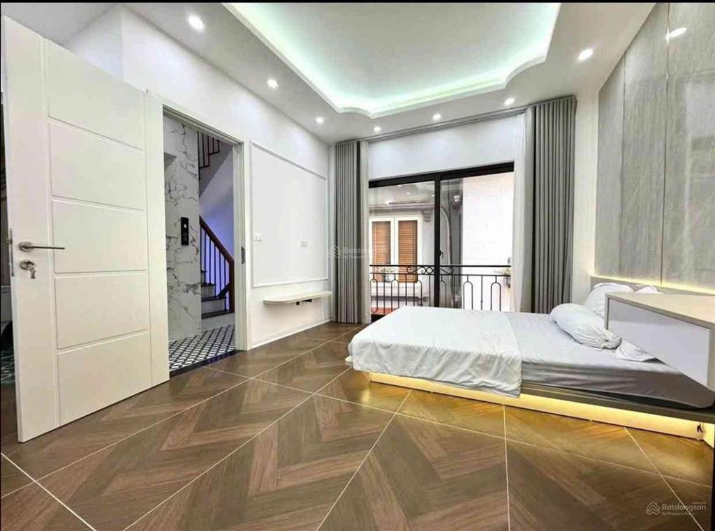 Đê la thành  32m  6 tầng thang máy