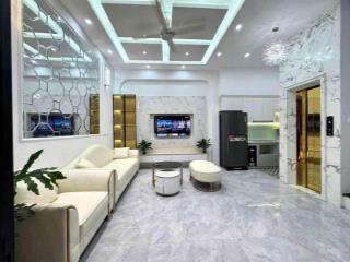 Đê la thành  32m  6 tầng thang máy