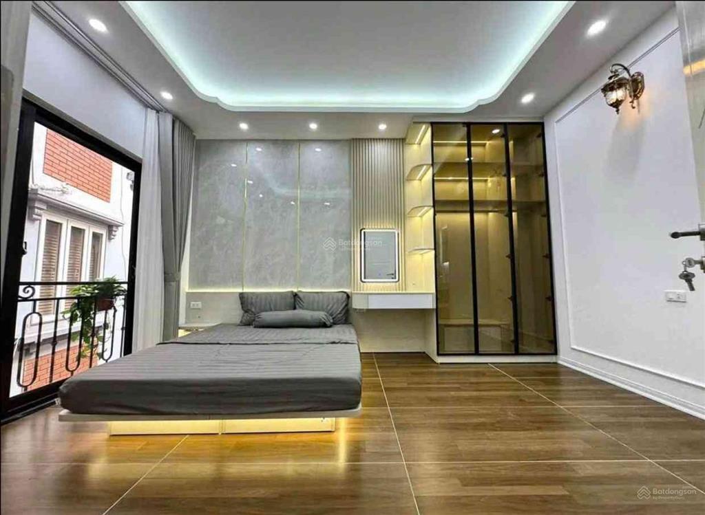 Đê la thành  32m  6 tầng thang máy