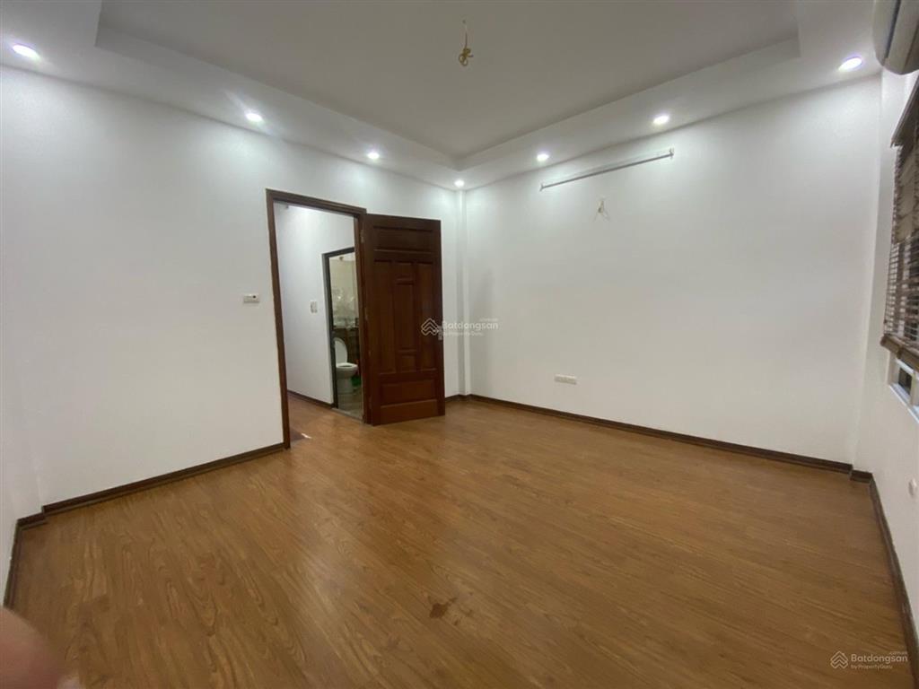 Xuân la nhà tầm tiền ngõ thông 2 thoáng sổ đỏ nở hậu đẹp