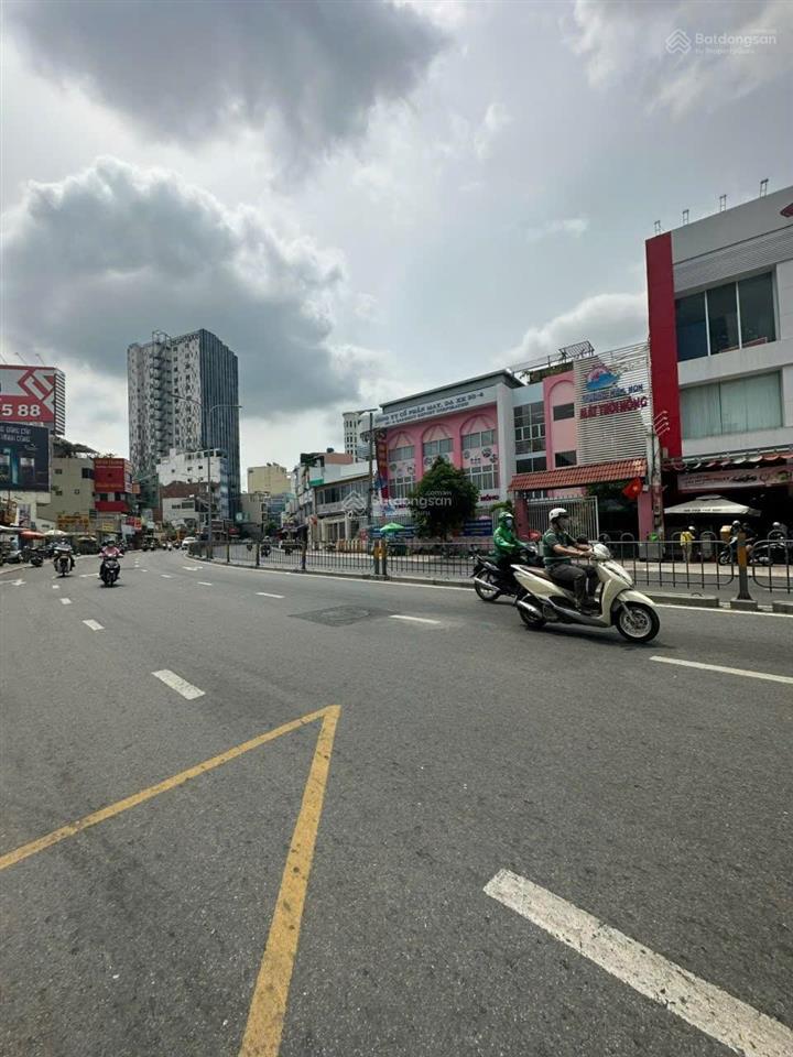 Kẹt tiền cần bán nhanh mt phan đăng lưu 8,7x26 cn 220m2. hđt sacombank 170tr/th. giá 53 tỷ