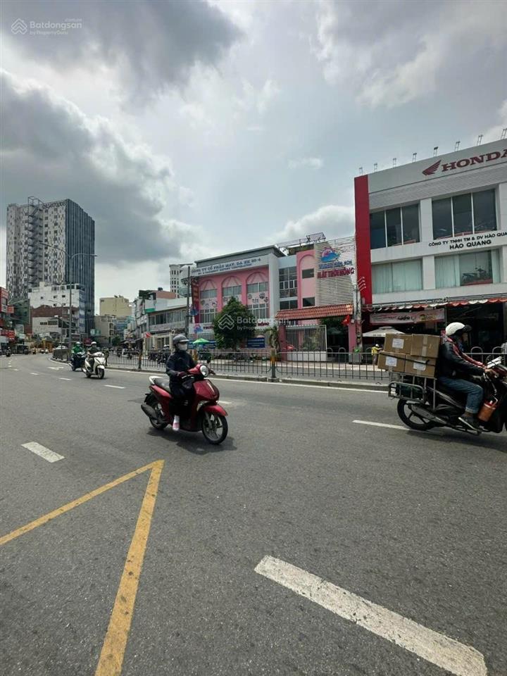 Kẹt tiền cần bán nhanh mt phan đăng lưu 8,7x26 cn 220m2. hđt sacombank 170tr/th. giá 53 tỷ