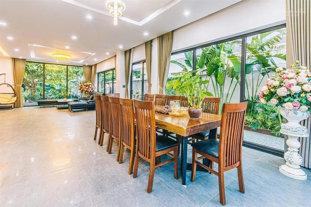 Chính chủ cần bán nhanh căn villa có sổ, đầy đủ nội thất, vị trí đẹp, giá từ 11tỷx.  0986 594 ***