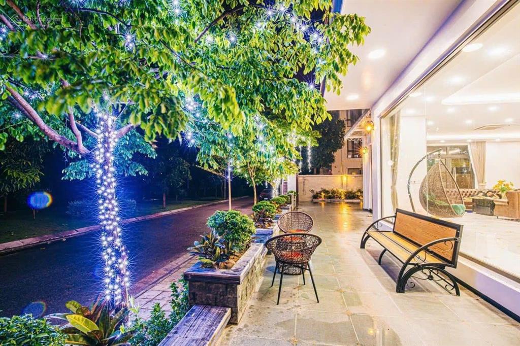 Chính chủ cần bán nhanh căn villa có sổ, đầy đủ nội thất, có sổ giá 12 tỷ.  0986 594 ***