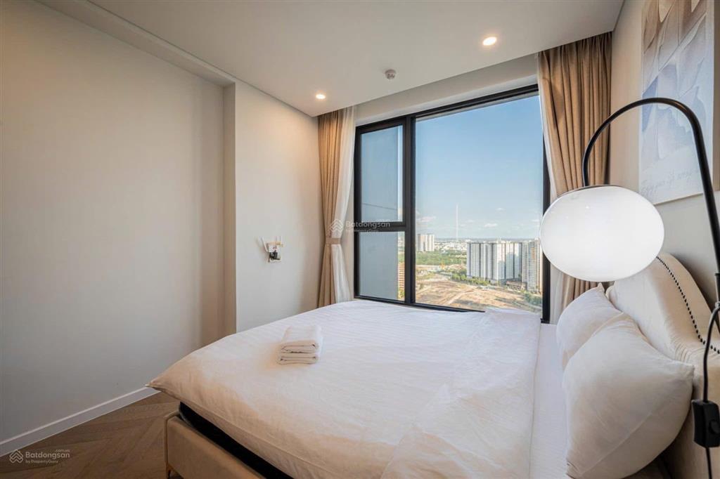 Bán căn 2pn lumiere riverside giá siêu hot 10.8 tỷ all in view city toà west.  0936 484 ***