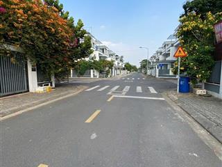 Nhà đẹp ở ngay3 tầng full nội thất  đường thông 8mcạnh liên phường q9chỉ nhẹ 6 tỷthương lượng