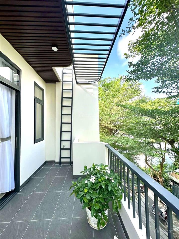 Nhà đẹp ở ngay3 tầng full nội thất  đường thông 8mcạnh liên phường q9chỉ nhẹ 6 tỷthương lượng