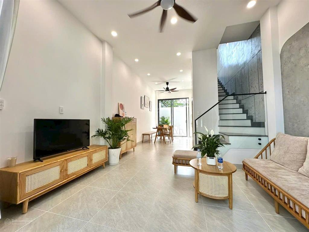 Nhà đẹp ở ngay3 tầng full nội thất  đường thông 8mcạnh liên phường q9chỉ nhẹ 6 tỷthương lượng