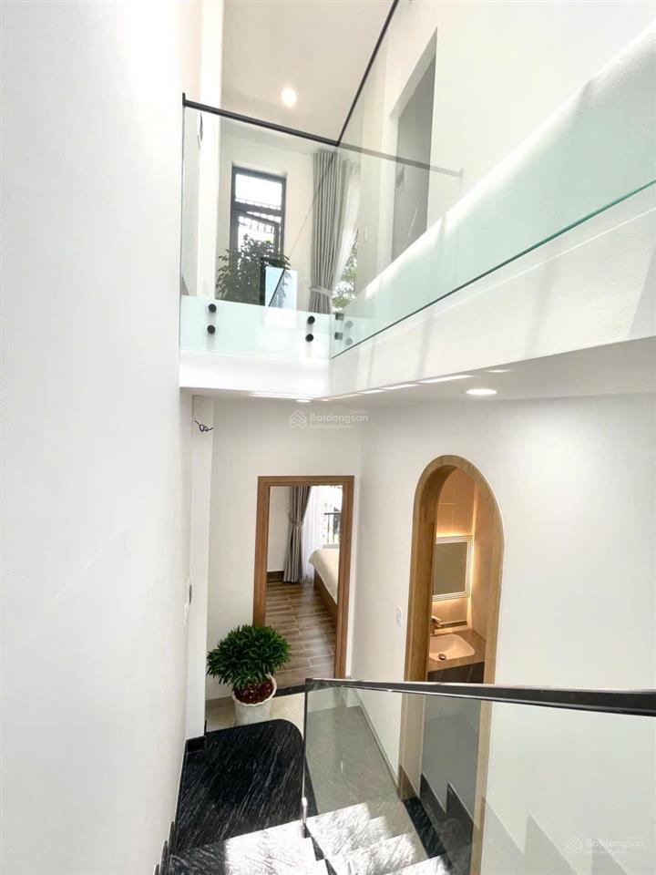 Nhà đẹp ở ngay3 tầng full nội thất  đường thông 8mcạnh liên phường q9chỉ nhẹ 6 tỷthương lượng