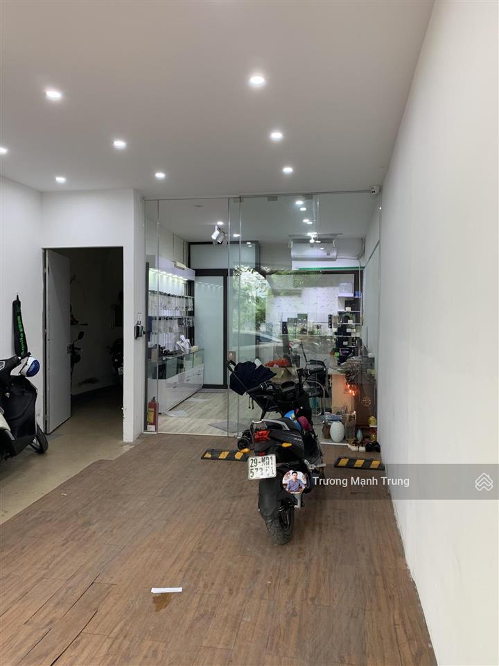 Cho thuê cửa hàng mặt hồ văn chương, mt 5m, đường rộng 7m, vỉa hè trước cửa 5m, 45m2, 6,8 tr có tl