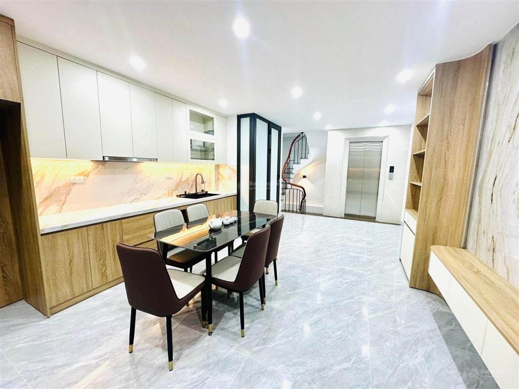 Phân lô hoàng cầu ô tô đỗ cửa, 2 thoáng, view hồ hoàng cầu, sổ đẹp nở hậu, thang máy ở ngay 65m2*5t