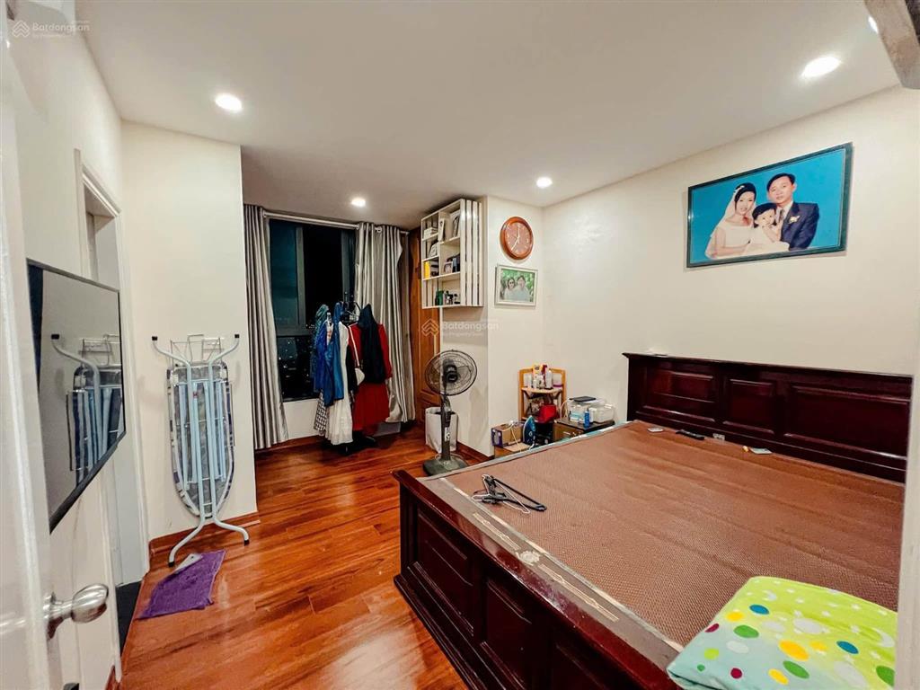 Bán chung cư 34 hoàng cầu 55m2, 2n1k, sổ lâu dài, view hồ, sẵn nội thất ở ngay, phí dv siêu rẻ.