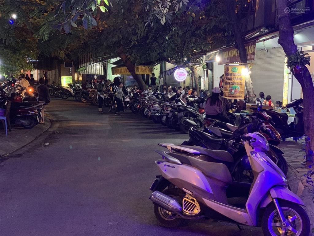 Cho thuê cửa hàng mặt hồ văn chương, mt 5m đường rộng 7m vỉa hè trước cửa 5m, 45m2, 6,8 tr có tl