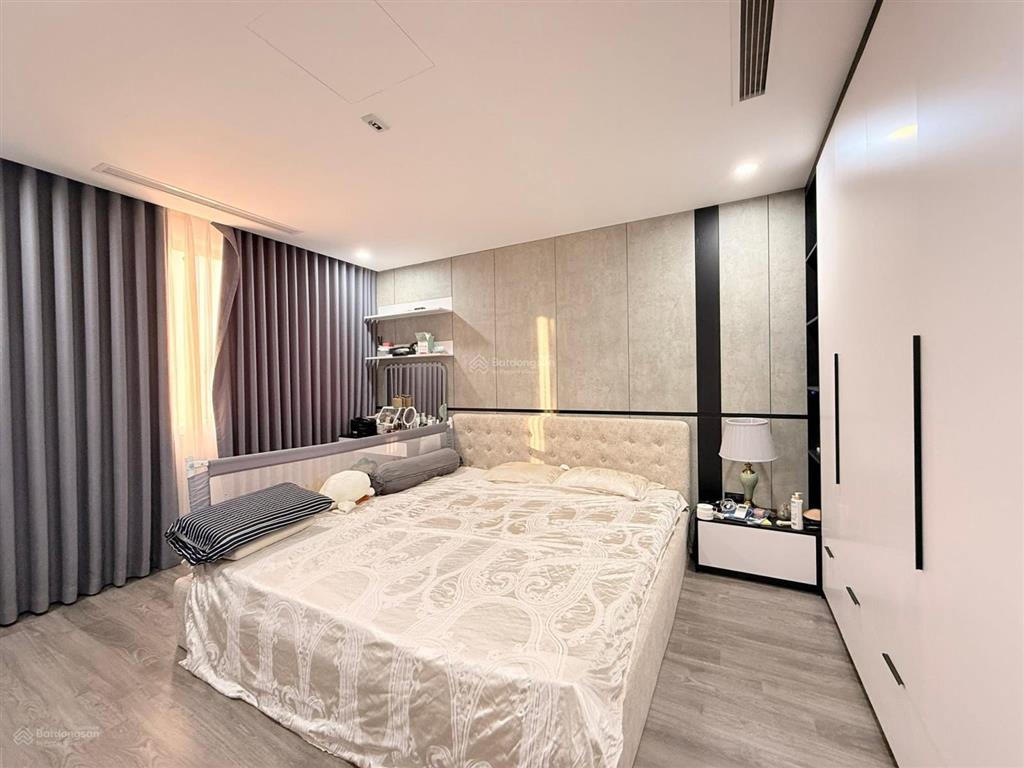 Bán nhanh căn chung cư hoàng cầu 69m2, 2pnkk, căn góc, view hồ, slot ô tô, phí dịch vụ rẻ, ở ngay