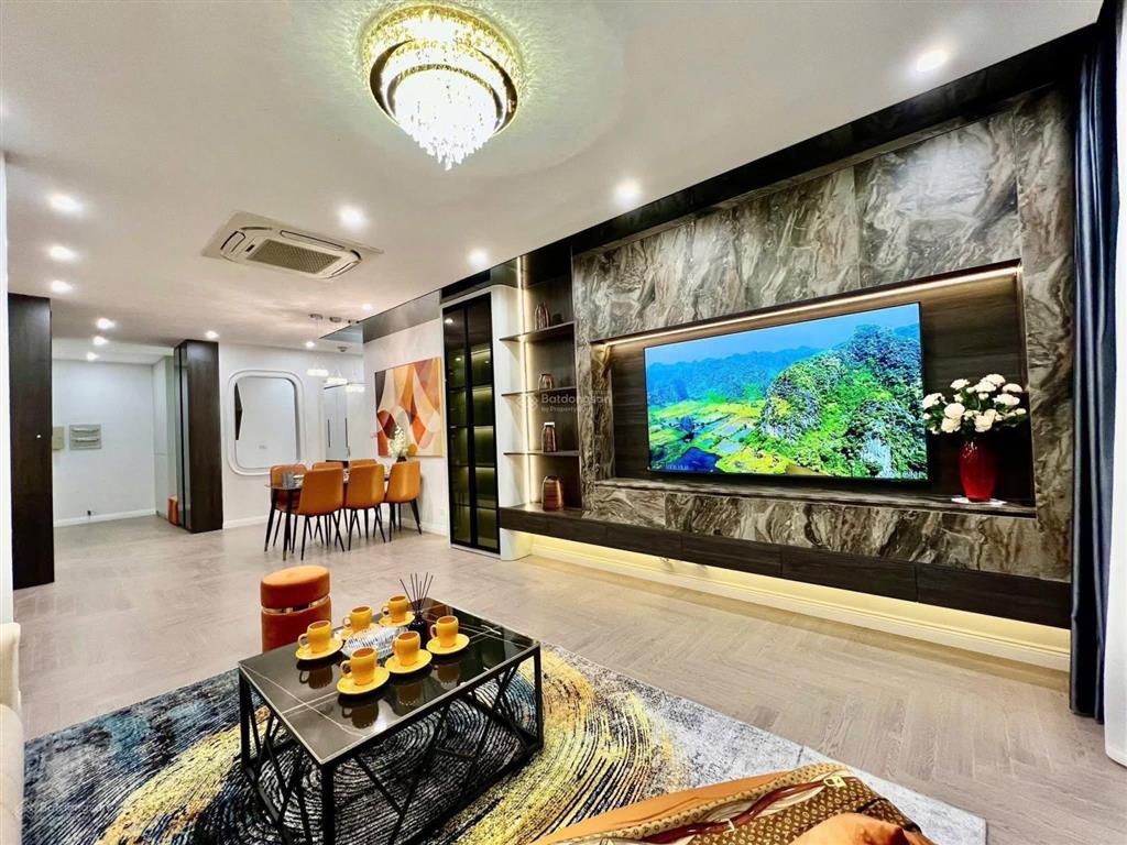 Gấp! bán căn chung cư 187 nguyễn lương bằng, 66m2, 2pn, gần hồ, nhà đẹp sẵn nt, sổ chính chủ.