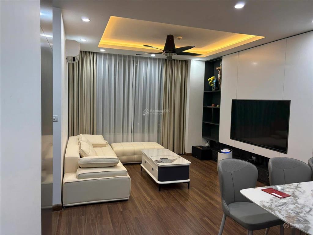 Căn góc! chung cư vinhomes dcapitale 119 trần duy hưng 2pnkk, view hồ, ở/cho thuê tốt 45m2.