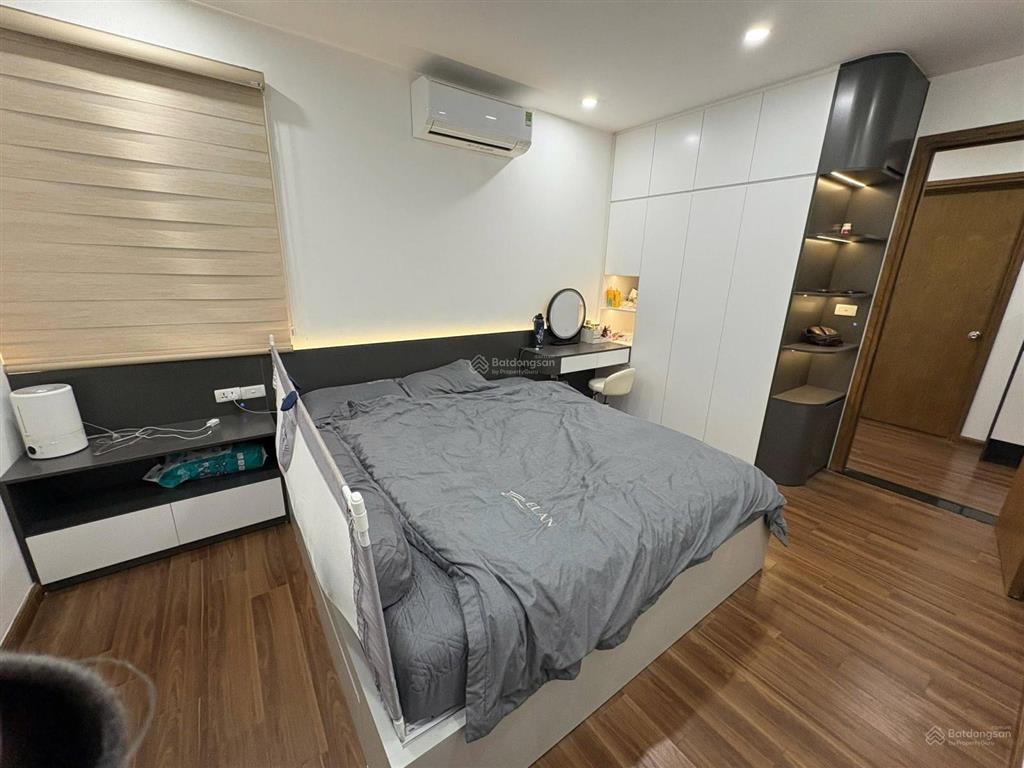 Căn góc! chung cư vinhomes dcapitale 119 trần duy hưng 2pnkk, view hồ, ở/cho thuê tốt 45m2.
