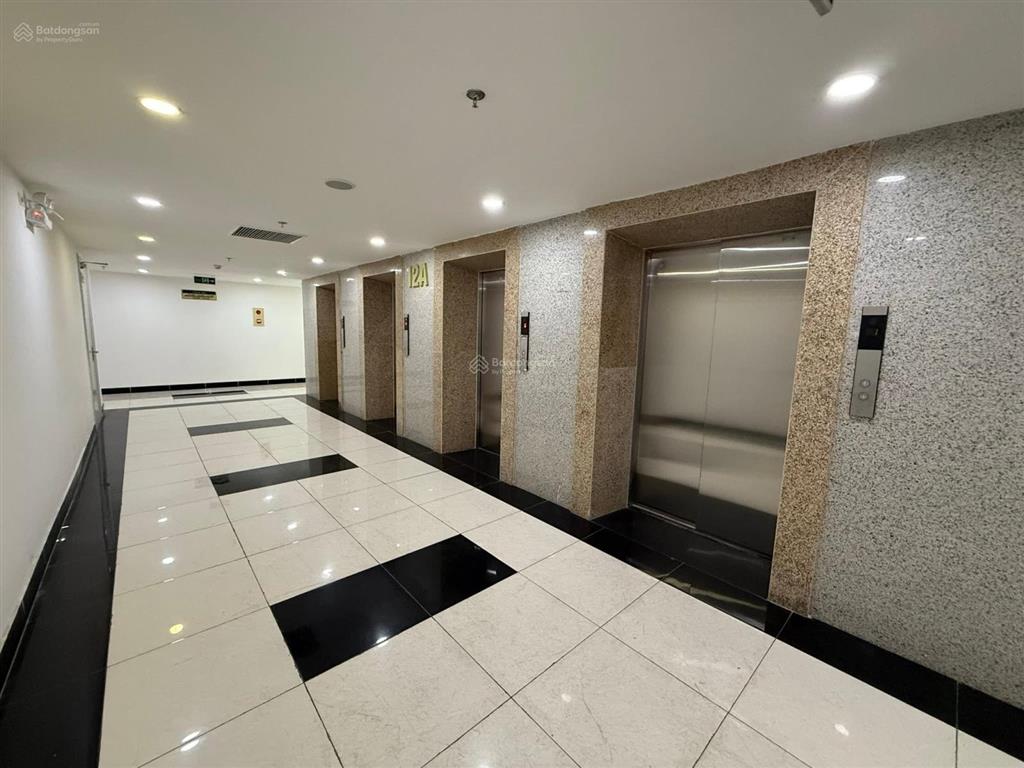 Căn góc! chung cư vinhomes dcapitale 119 trần duy hưng 2pnkk, view hồ, ở/cho thuê tốt 45m2.