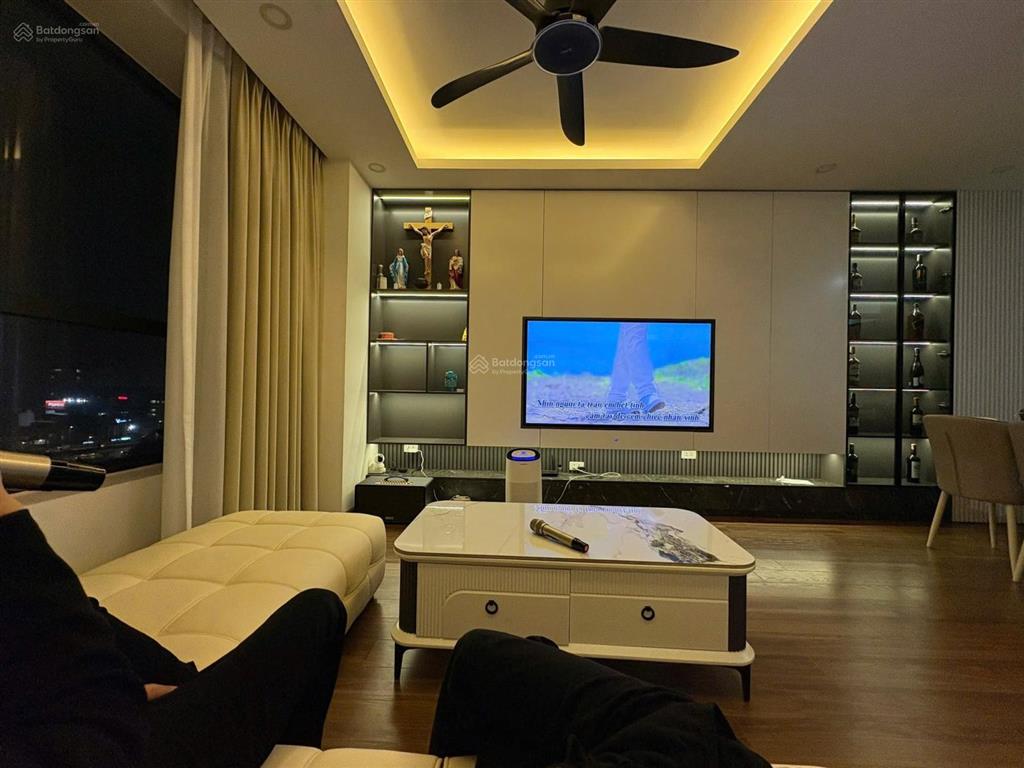 Căn góc! chung cư vinhomes dcapitale 119 trần duy hưng 2pnkk, view hồ, ở/cho thuê tốt 45m2.