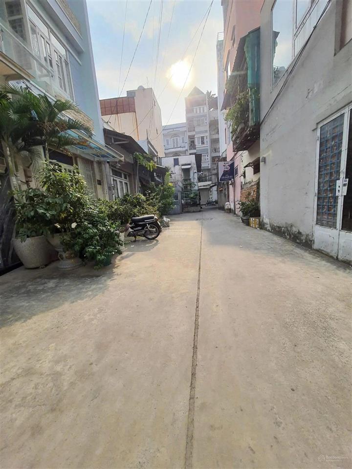 Bán nhà phan xích long,p2,pn. ngang khủng 5,7x15mcông nhận 93,7m2. cấp 4 tiện xây lại. chỉ 13 tỷ.