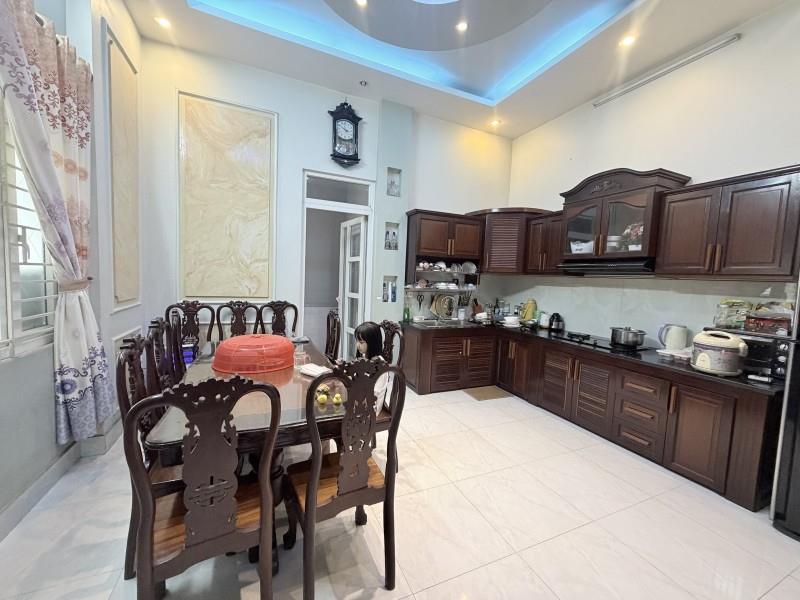 Bán nhà 3 tầng đường số 24, Linh Đông, Thủ Đức, TP HCM. DT 115m2, sổ hồng, giá 10,45 tỷ.