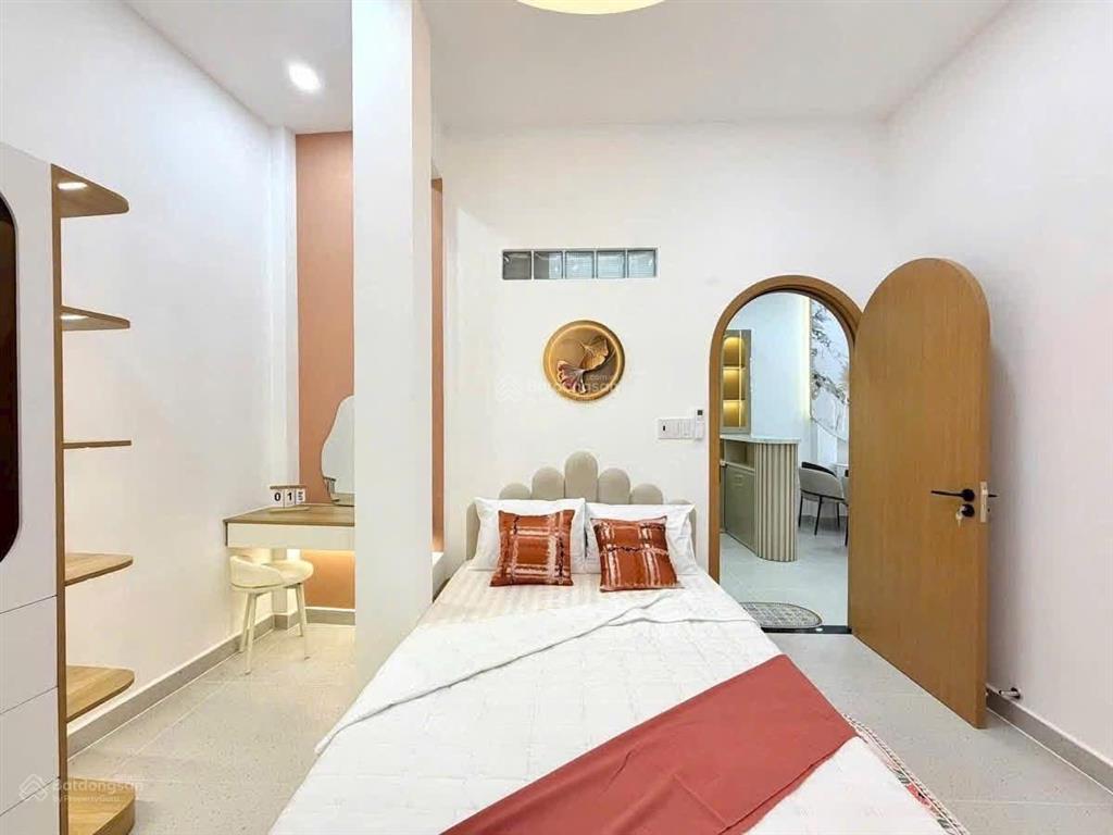 Nhà nơ trang long, p13 nở hậu 64m2 (6x12) trệt lầu, có 4pn, 1pn trệt, tặng hết nội thất cao cấp