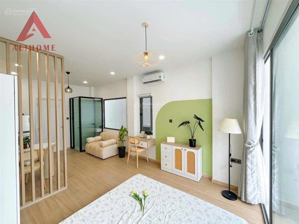 Cho thuê căn hô ban công, thang máy, đường lớn ngay cv lê thị riêng, cmt8  giáp q10, q3
